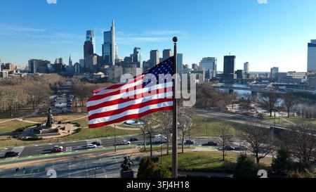 Drapeau des États-Unis avec le panorama urbain de Philly. Vue du centre-ville de Phila. Vue aérienne de Philadelphie, Pennsylvanie, par une journée ensoleillée. Banque D'Images