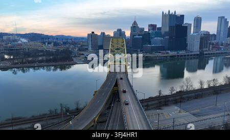 Révélation de la skyline de Pittsburgh depuis la sortie du tunnel de Fort Pitt jusqu'au pont de Fort Pitt. Superbe plan aérien établissant Pittsburgh, Pennsylvanie. Banque D'Images