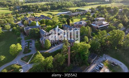 Prise aérienne en orbite du collège historique Sweet Briar et de la tour de l'église à Lynchburg, VA. Heure du coucher du soleil dans un paysage luxuriant. Vue panoramique large, Staunto Banque D'Images