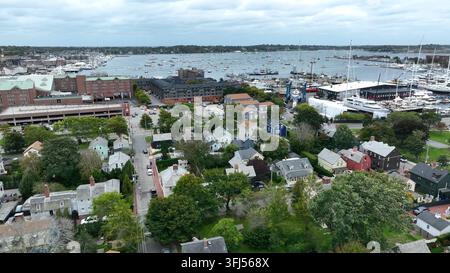 Newport RI. Plan d’établissement aérien de Newport Rhode Island montrant la baie et les maisons dans une ville haut de gamme du Nouveau-Brunswick, États-Unis. Banque D'Images