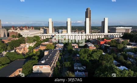 Scène paisible dans la ville américaine d'Albany, New York. Temps du coucher de soleil aux États-Unis. Empire State Plaza avec des immeubles de bureaux et le célèbre capitole de l'État de New York bu Banque D'Images