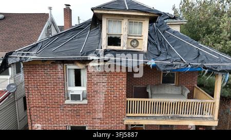 Plan aérien montant d'une maison abandonnée. Vieille maison en brique en ruine, Abbottstown, Pennsylvanie. Banque D'Images