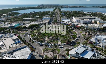 Vue aérienne de St. Armands Circle à Sarasota, montrant des boutiques animées, une verdure luxuriante et les eaux proches. Le rond-point animé est entouré de ruelles pittoresques Banque D'Images