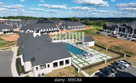 Zone résidentielle américaine de luxe avec appartements et piscine communautaire privée. Journée d'été ensoleillée aux États-Unis. Prise de vue aérienne, Fo Banque D'Images