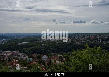 Vue panoramique depuis Strahov sur les quartiers résidentiels verdoyants et les collines boisées de l'ouest de Prague. Banque D'Images