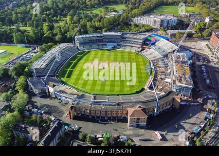 Vue aérienne générale du stade d'Edgbaston, siège du Warwickshire County Cricket Club, avec une vue sur la construction d'un nouvel hôtel et d'une tribune. Banque D'Images