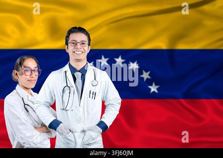 Équipe de médecins avec le drapeau du Venezuela en arrière-plan. Médecins hommes et femmes avec le drapeau vénézuélien derrière eux. Soins de santé et soins médicaux au Venezuela Banque D'Images