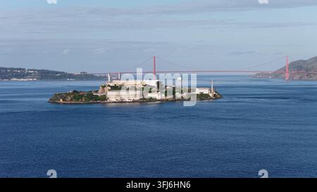 Treasure Island dans la baie de San Francisco avec Alcatraz et le Golden Gate Bridge aux États-Unis, montrant une eau bleue calme, des bâtiments historiques et un ciel emblématique Banque D'Images