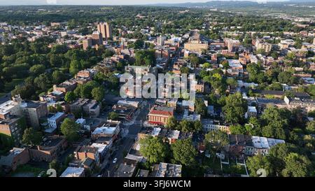 Heure dorée dans la ville américaine d'Albany, États-Unis. Plan large aérien. Temps du coucher de soleil dans une petite ville. Arbres verts dans le centre-ville. Soirée d'été en Amérique, New York Banque D'Images