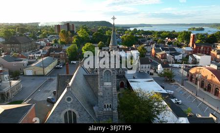 Vue aérienne d'une cathédrale chrétienne aux États-Unis. Shot au lever du soleil avec une rivière au loin. Vue aérienne, Columbia, Pennsylvanie. Banque D'Images