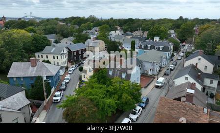 Centre-ville de Newport Rhode Island. Ville de Nouvelle-Angleterre avec des maisons historiques colorées. Vue aérienne. Banque D'Images