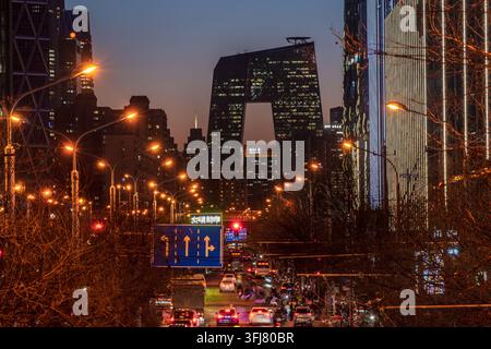 Paysage urbain du siège de CCTV à Pékin au crépuscule Banque D'Images