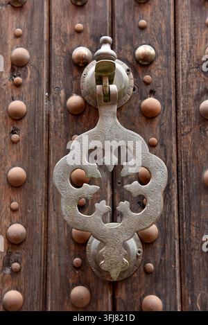 Heurtoir de porte en métal traditionnel marocain à Marrakesh, Maroc Banque D'Images