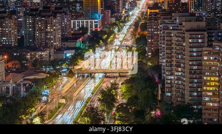 Paysage urbain moderne la nuit, traînées de feux de circulation animées, lumières chaleureuses de la ville Banque D'Images