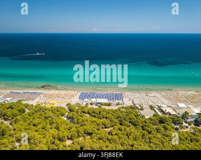 Vue aérienne de la plage bondée de Spiaggia Alimini en haute saison d'août Banque D'Images
