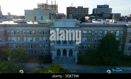 Bâtiment scolaire public dans l'Amérique urbaine. Établissement historique à plusieurs étages. Thème éducatif aux États-Unis. Approche aérienne, Portland, Maine. Banque D'Images