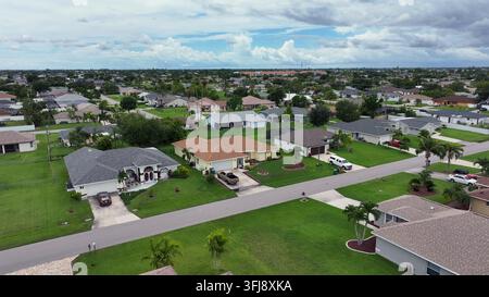 Quartier suburbain en Floride. Les pelouses vertes et les allées ajoutent au charme résidentiel. Disposition communautaire calme avec des jardins spacieux et des maisons bien entretenues Banque D'Images