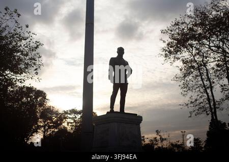 15 octobre 2025 — Silhouette de la statue de Mustafa Kemal Atatürk dans la partie maritime du parc Gülhane, Istanbul, Turquie. Banque D'Images