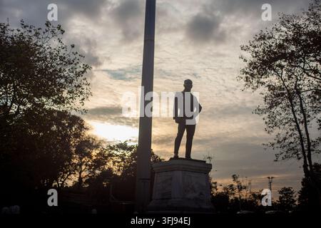 15 octobre 2025 — Silhouette de la statue de Mustafa Kemal Atatürk dans la partie maritime du parc Gülhane, Istanbul, Turquie. Banque D'Images