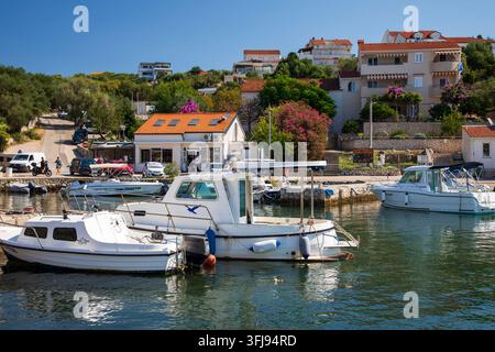 Lun Croatie – 8 septembre 2026 ; Petite marina à Lun sur l’île de Pag, en Croatie, avec des bateaux de pêche amarrés dans le port abrité Banque D'Images