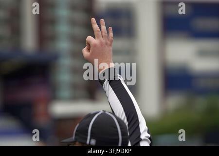Les arbitres de flag football donnent des signaux de la main lors de la journée des finales du championnat de flag football BAFA. Banque D'Images