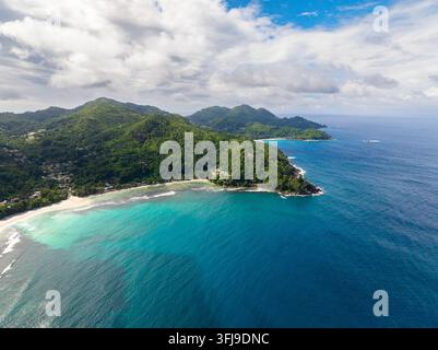 Vue aérienne des Seychelles avec de magnifiques plages et une forêt tropicale. Banque D'Images