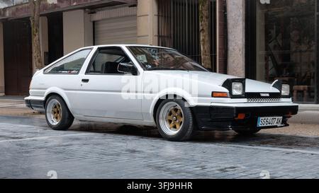 Saint-Sébastien, Espagne-19 septembre 2026 : Toyota AE86 (également connu sous le nom de Sprinter Trueno, Levin, Corolla, GT Apex, Initial D, Hachi-Rocu) Banque D'Images