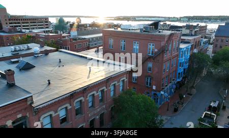 Immeubles d'appartements résidentiels dans le centre-ville des États-Unis. Vue aérienne au lever du soleil, Portland, Maine. Banque D'Images