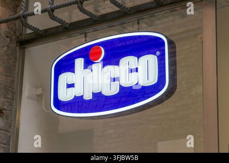 Sienne, Toscane, Italie - 8 octobre 2021 : panneau lumineux de la marque Chicco dans une vitrine de magasin. Concept pour les produits de soins pour bébés, magasin de détail, enfant Banque D'Images