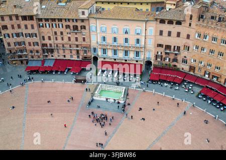 Sienne, Toscane, Italie - 8 octobre 2021 : Vue en hauteur sur la place historique de Piazza del Campo avec la fontaine Fonte Gaia et les bâtiments médiévaux environnants Banque D'Images
