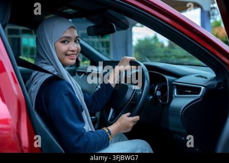 Happy young woman in a car Banque D'Images