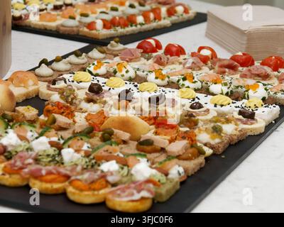 Canapés salés variés et sandwichs ouverts présentés sur un plateau de traiteur Banque D'Images