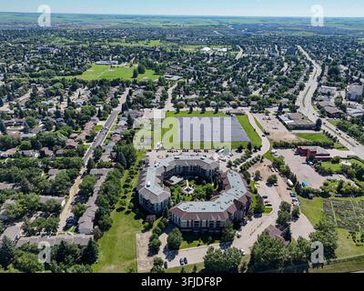 Vue aérienne du quartier de Brevoort Park à Saskatoon, Canada. Des bâtiments résidentiels incurvés se trouvent près des espaces verts et des routes. Des arbres bordent les rues, projettent Banque D'Images