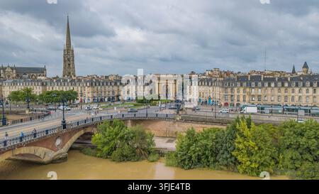 FRANCE. GIRONDE (33) BORDEAUX, VUE AÉRIENNE DE LA CATHÉDRALE SAINT-ANDRE ET DE LA TOUR PEY-BERLAND Banque D'Images