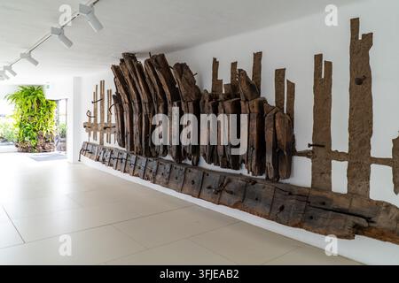 Une installation murale artistique, fabriquée à partir de bois vieilli, décore un espace intérieur lumineux et carrelé à Lanzarote. La lumière naturelle met en valeur la texture Banque D'Images