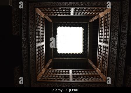 Lucarne en bois de riad marocain traditionnel à Marrakesh, Maroc Banque D'Images