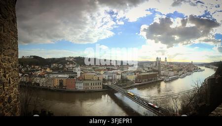 Vue panoramique de Passau, Bavière, Allemagne, prise en mars 2019. La scène capture la confluence du Danube, de l'Inn et de l'Ilz avec la ville sp Banque D'Images