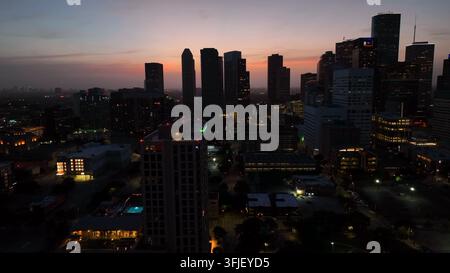 Paysage urbain du centre-ville de Houston, Texas, la nuit. Montée aérienne. Paysage urbain américain au Texas, États-Unis. Banque D'Images