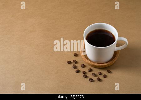 Café filtre Arabica minimal avec des grains torréfiés éparpillés et espace de copie Banque D'Images