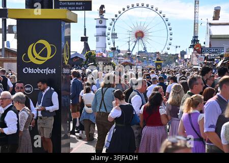 Grande roue, flux de visiteurs, foule, masses de gens le 20/09/2026. 191e Oktoberfest du 19/09 au 04/10/2026 sur la Theresienwiese à Munich. Banque D'Images