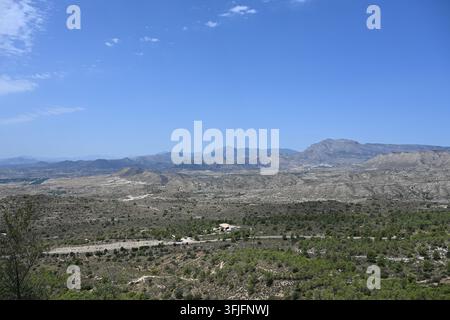 Collines espagnoles ensoleillées vues depuis une montagne Banque D'Images