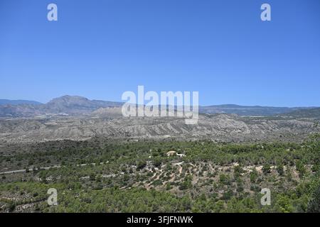 Collines espagnoles ensoleillées vues depuis une montagne Banque D'Images
