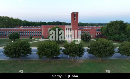 Lycée américain au coucher du soleil. Plan aérien du camion sur l'entrée principale extérieure. Grand bâtiment d'éducation en brique, Lancaster, Pennsylvanie. Banque D'Images