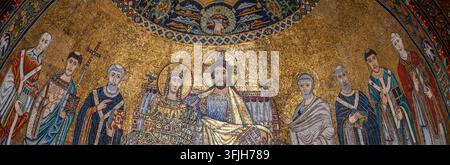 Rome, Italie - 30 mars 2026 - Photographie panoramique détaillée montrant un gros plan étendu des figures en mosaïque dorée de Jésus, Marie et des saints le long Banque D'Images
