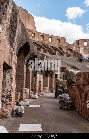 Rome, Italie – 09 avril 2026 – Vue détaillée des chambres sous les gradins du Colisée, Rome en Italie Banque D'Images