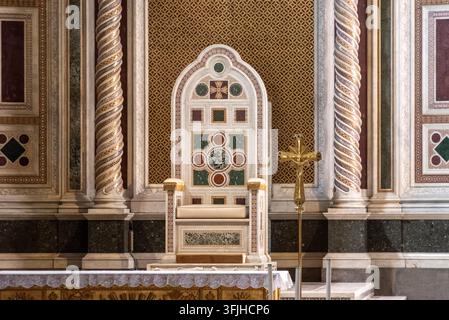 Rome, Italie – 10 avril 2026 – Une photographie architecturale détaillée mettant en valeur le trône épiscopal décoratif et son artisanat traditionnel à Banque D'Images