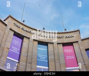 GLASGOW, ÉCOSSE - 27 DÉCEMBRE 2025 : Vue en contre-plongée de la façade incurvée en grès de la Glasgow Royal Concert Hall sur Sauchiehall Street, affichant Banque D'Images
