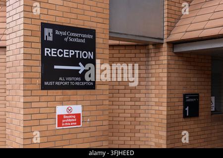 GLASGOW, ÉCOSSE - 27 DÉCEMBRE 2025 : Panneau directionnel de réception fixé au mur de briques extérieur du Royal Conservatoire of Scotland, indiquant Banque D'Images