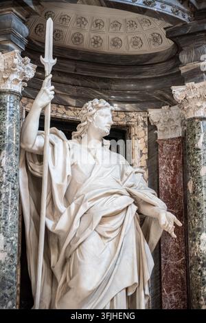 Rome, Italie - 10 avril 2026 - Une photographie sculpturale détaillée mettant en scène l'apôtre vénéré, son attribut traditionnel du martyre et expressif Banque D'Images