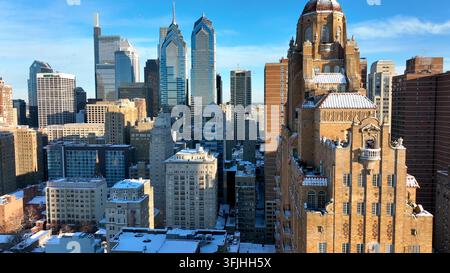 Paysage urbain de Philadelphie pendant la neige. Une prise aérienne montante montre des flocons de neige et des flocons. Jolie prise de saison des fêtes de Noël, Pennsylvanie. Banque D'Images